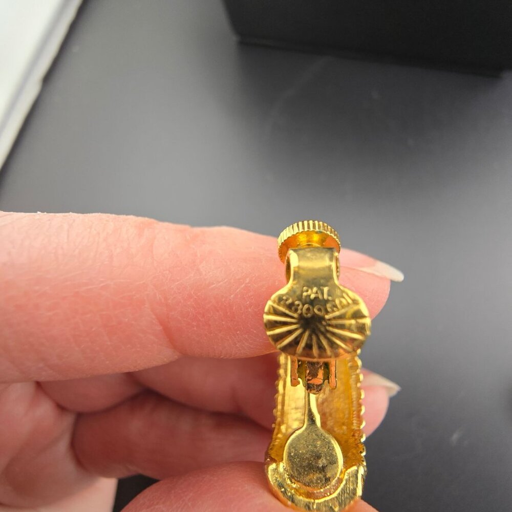 Vintage Gold-Tone Ribbed Shrimp Hoop Clip-On Earrings - Picture 7 of 8